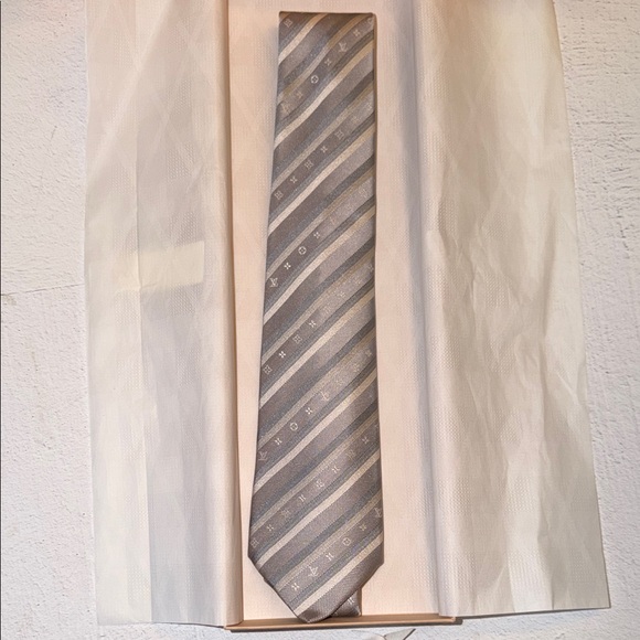 Louis Vuitton Monogram Tie - Picture 3 of 15